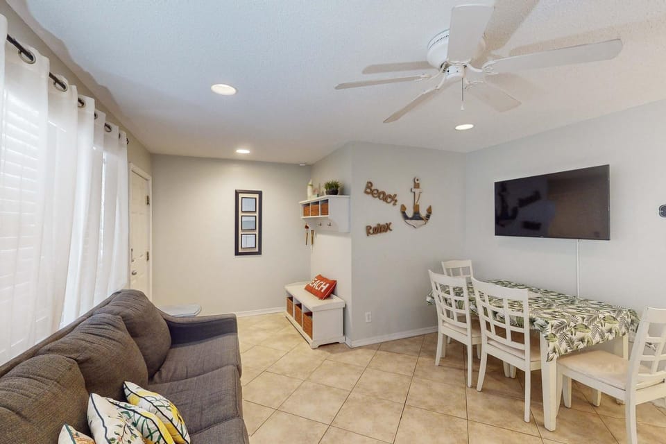 Fun Seahorse condo with gas grill W&D & pool access - walk to West Beach House in West Beach
