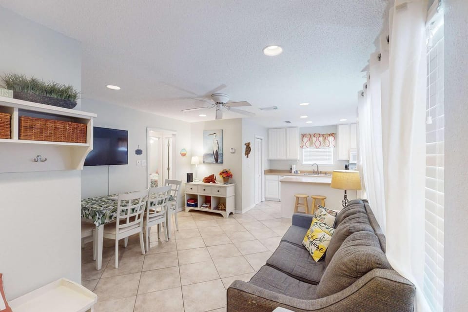 Fun Seahorse condo with gas grill W&D & pool access - walk to West Beach House in West Beach