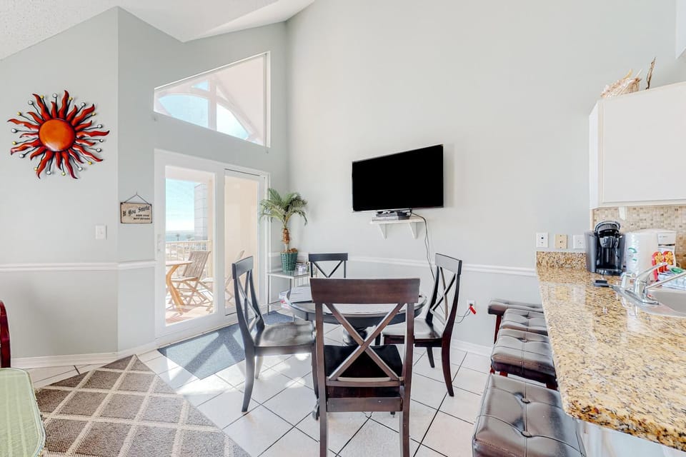 Direct Gulf Front Condo with Resort Pools & Hot Tubs - Steps to Beach House in Gulf Shores
