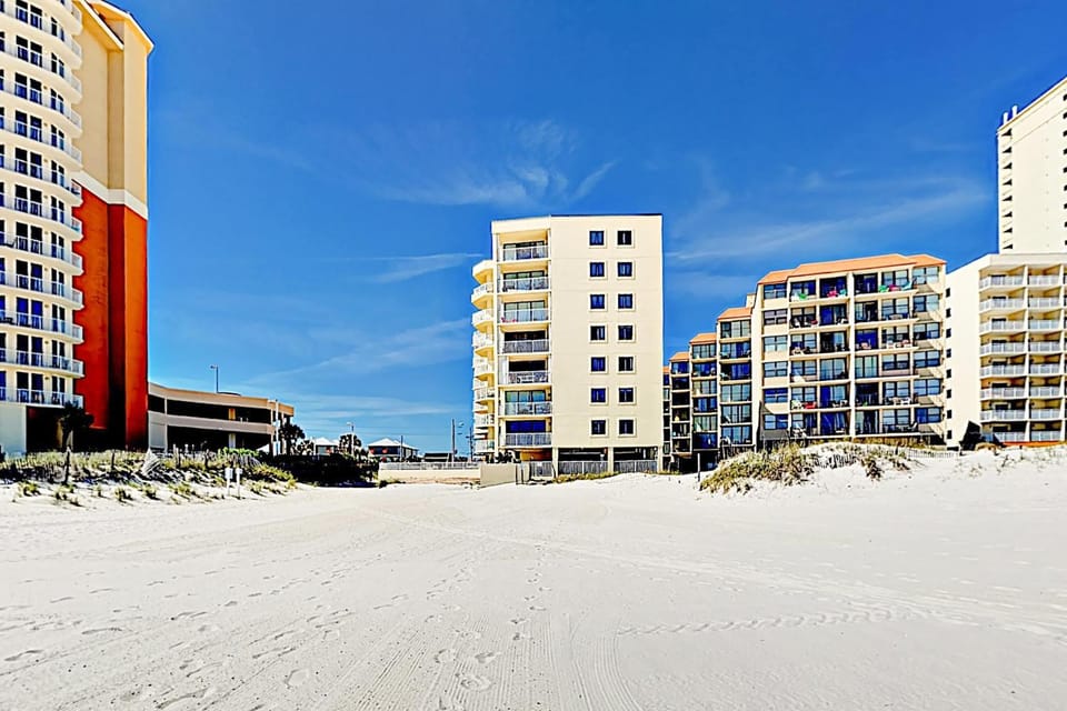 Beachfront Condo Private 6th-Floor Balcony Gulf Views Pool Sundeck House in Gulf Shores