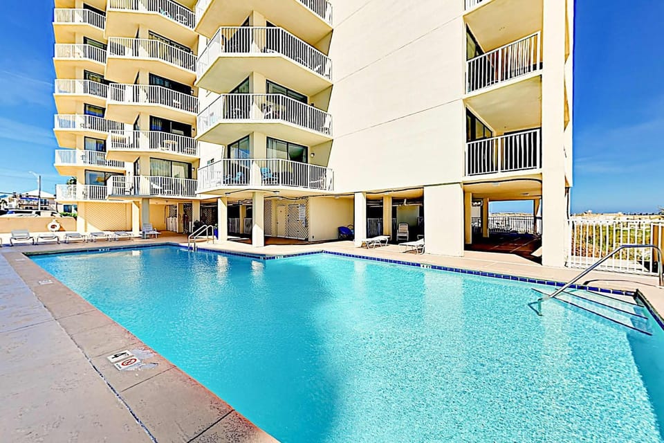 Beachfront Condo Private 6th-Floor Balcony Gulf Views Pool Sundeck House in Gulf Shores