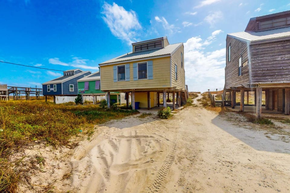 Beachfront Daydream Hideaway w Panoramic Water Views & Gulf-Front Deck House in West Beach