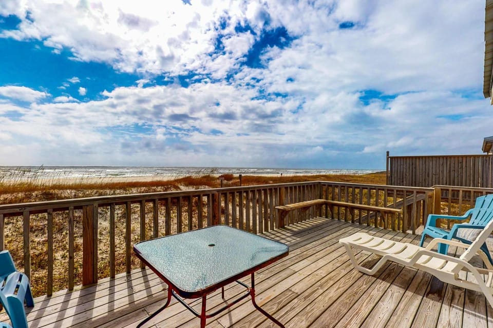 Beachfront Daydream Hideaway w Panoramic Water Views & Gulf-Front Deck House in West Beach