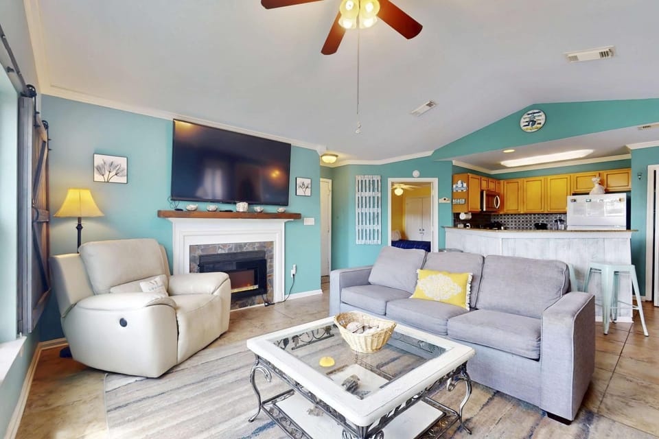 Wonderful Family Retreat Near the Coast with Free WiFi & Shared Pool Hot Tub House in Gulf Shores