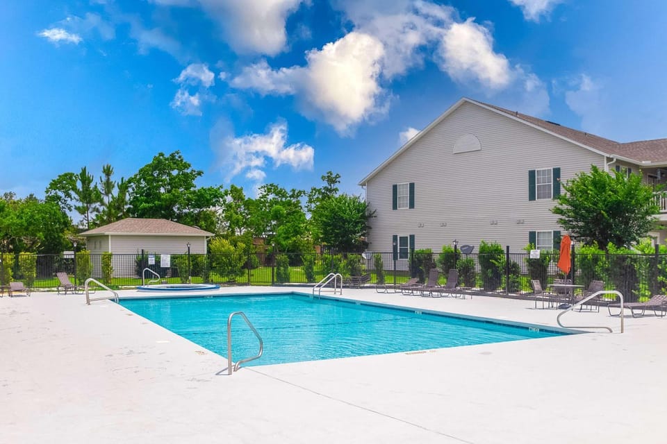 Wonderful Family Retreat Near the Coast with Free WiFi & Shared Pool Hot Tub House in Gulf Shores