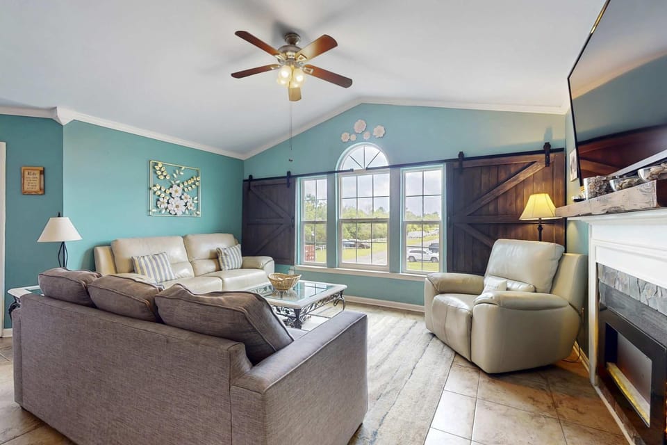 Wonderful Family Retreat Near the Coast with Free WiFi & Shared Pool Hot Tub House in Gulf Shores