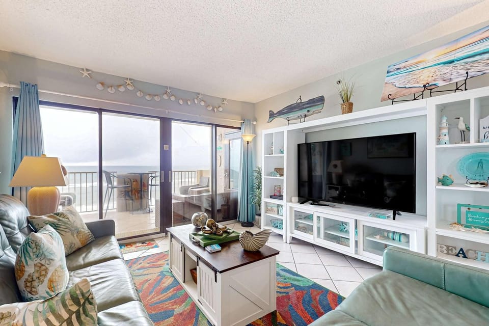 Recently renovated 5th-floor oceanfront condo with pool ocean view & WiFi House in West Beach