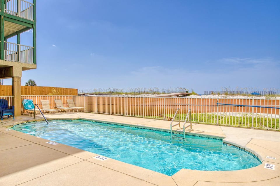 Darling Beach Condo w a Loft Free WiFi Balcony Shared Pool & Beach Access House in West Beach
