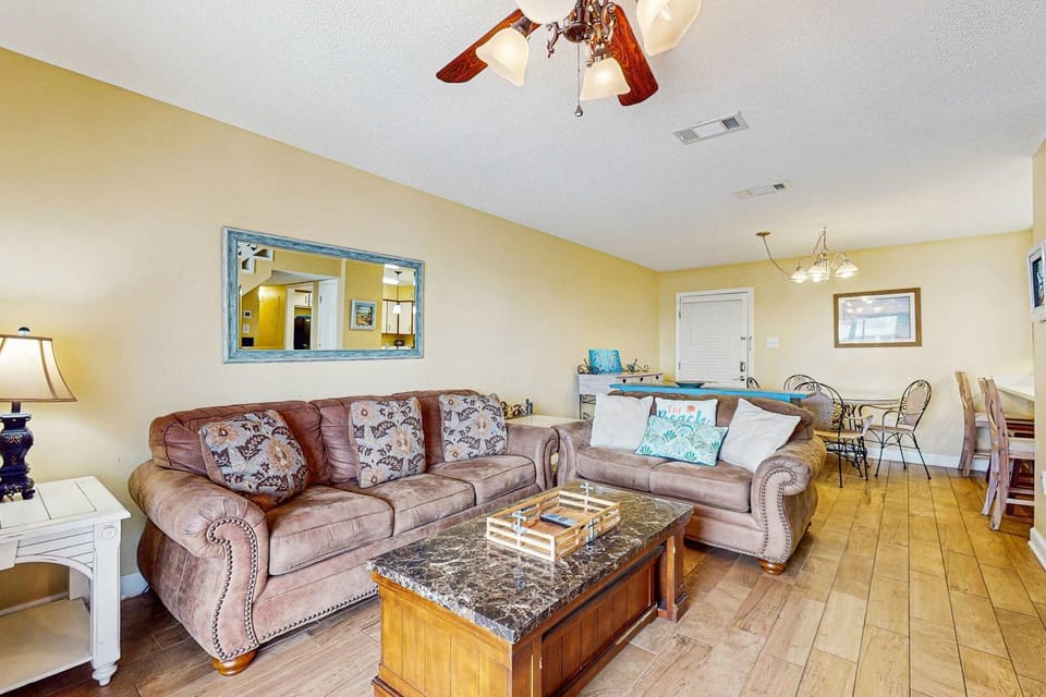 Darling Beach Condo w a Loft Free WiFi Balcony Shared Pool & Beach Access House in West Beach