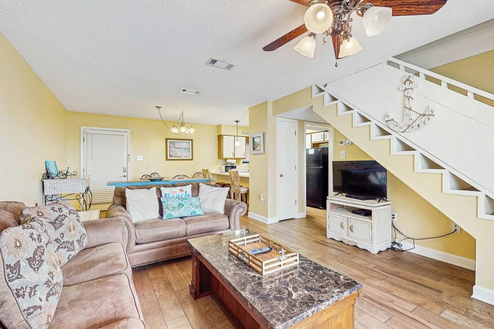 Darling Beach Condo w a Loft Free WiFi Balcony Shared Pool & Beach Access House in West Beach