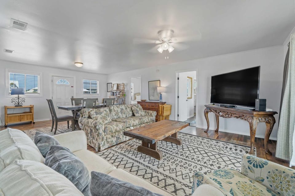 Oceanfront Oasis- Beachfront Home with Spacious Waterfront Deck & Central AC House in Alabama