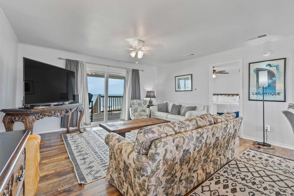 Oceanfront Oasis- Beachfront Home with Spacious Waterfront Deck & Central AC House in Alabama