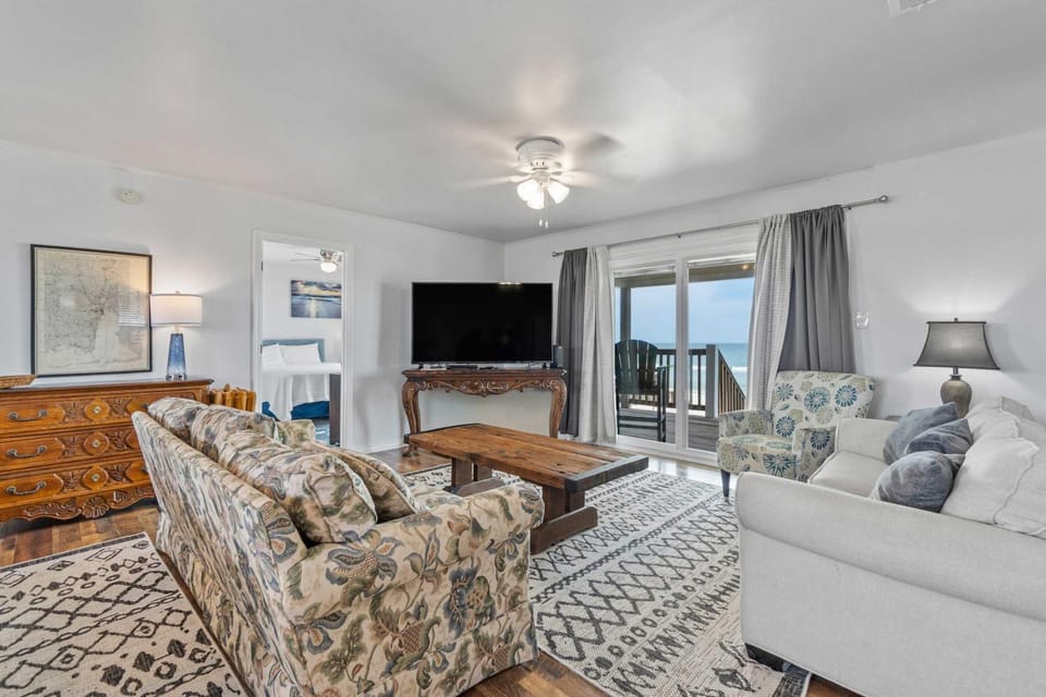 Oceanfront Oasis- Beachfront Home with Spacious Waterfront Deck & Central AC House in Alabama