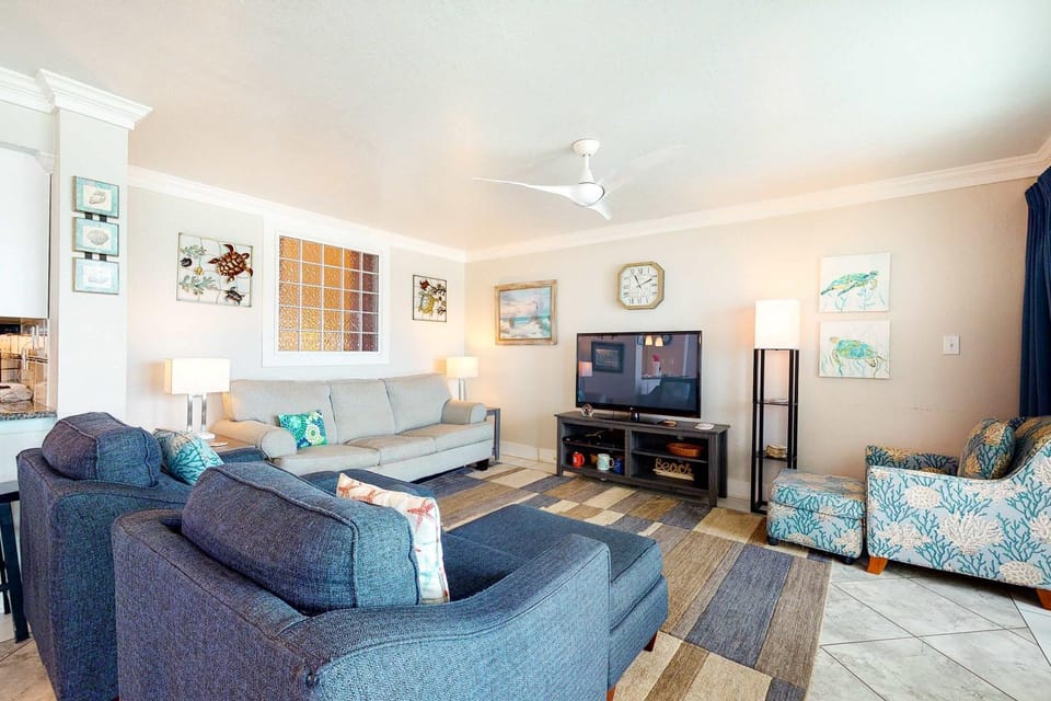 Gulf & Beachfront Condo with Shared Pool Private Balcony Free WiFi Views House in Gulf Shores