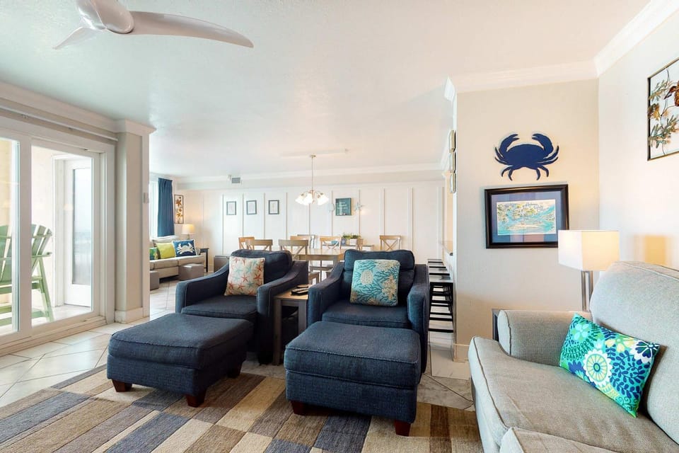 Gulf & Beachfront Condo with Shared Pool Private Balcony Free WiFi Views House in Gulf Shores