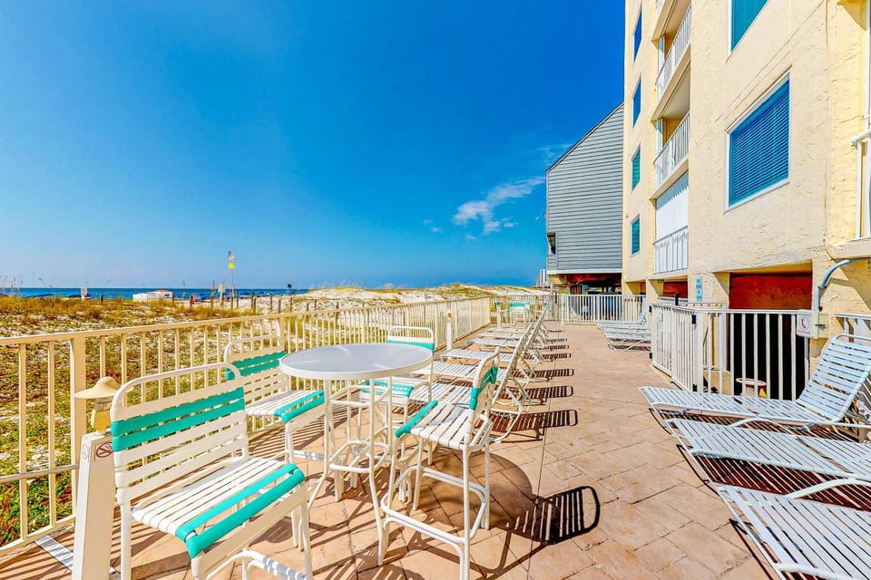 Gulf & Beachfront Condo with Shared Pool Private Balcony Free WiFi Views House in Gulf Shores