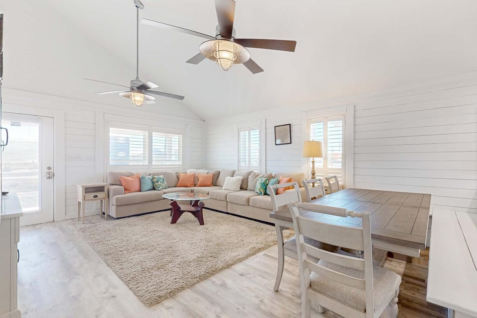 Updated luxurious home w Gulf views gas grill WiFi AC W&D House in West Beach
