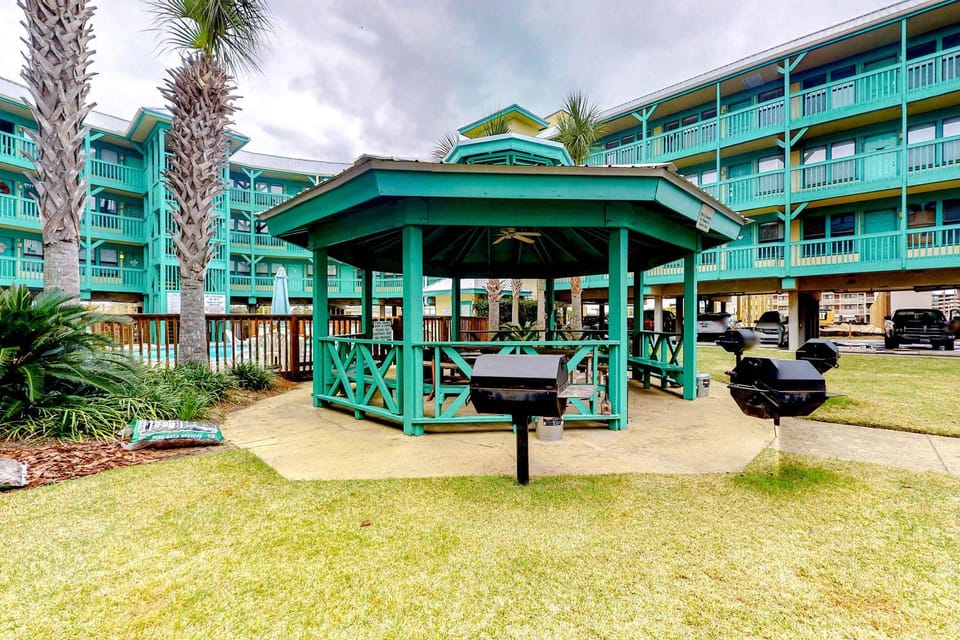 Coastal condo just steps from the beach w shared pool BBQ area WiFi AC W&D House in West Beach