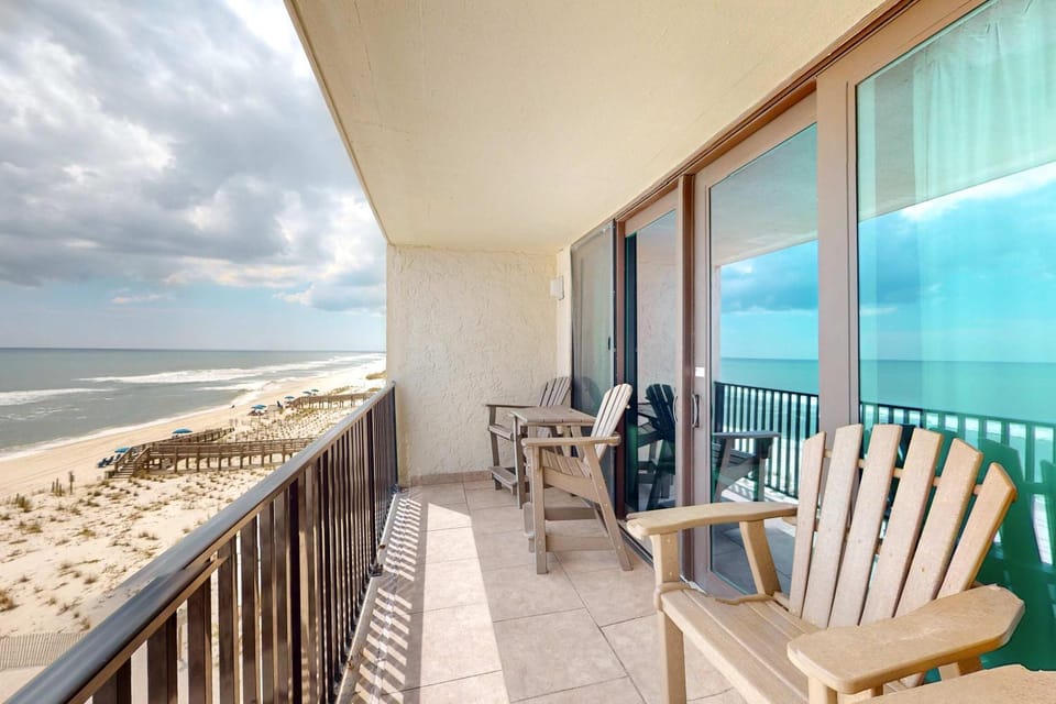 Gulf-front condo with breathtaking views pool House in Orange Beach