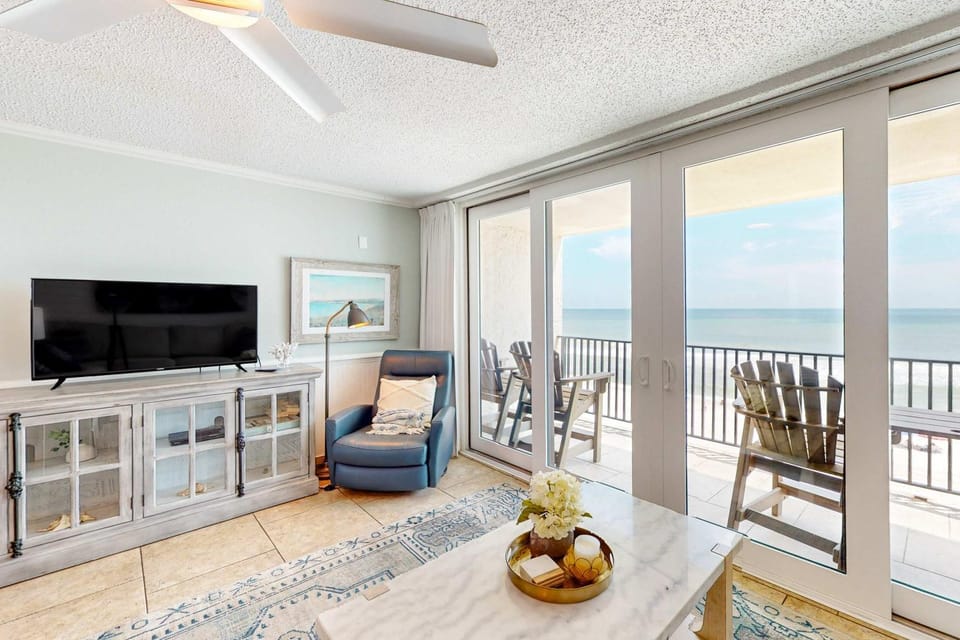 Gulf-front condo with breathtaking views pool House in Orange Beach