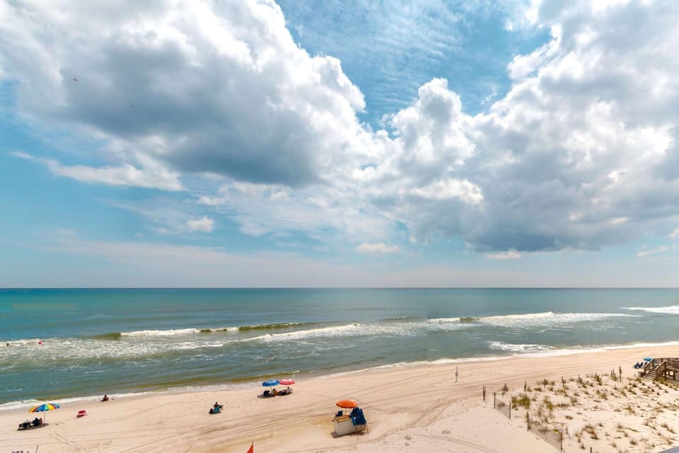 Gulf-front condo with breathtaking views pool House in Orange Beach