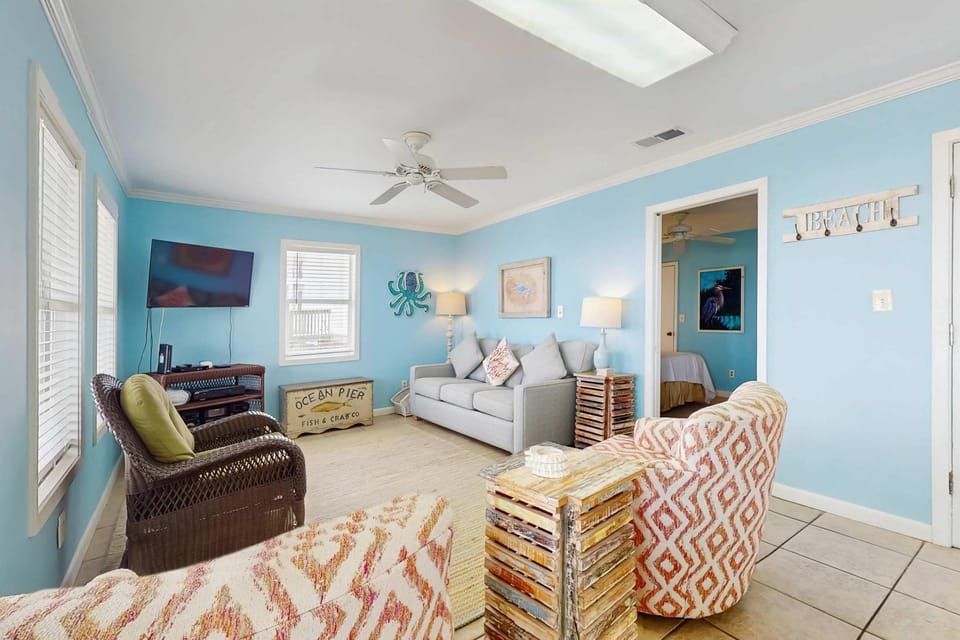 Dog-friendly beachfront home w Gulf views spacious deck WiFi AC W&D House in West Beach
