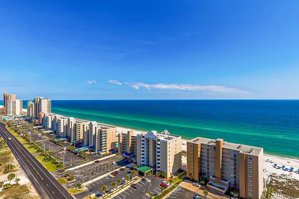 Beachview condo with shared indoor and outdoor pool beach acces and WIFI House in West Beach