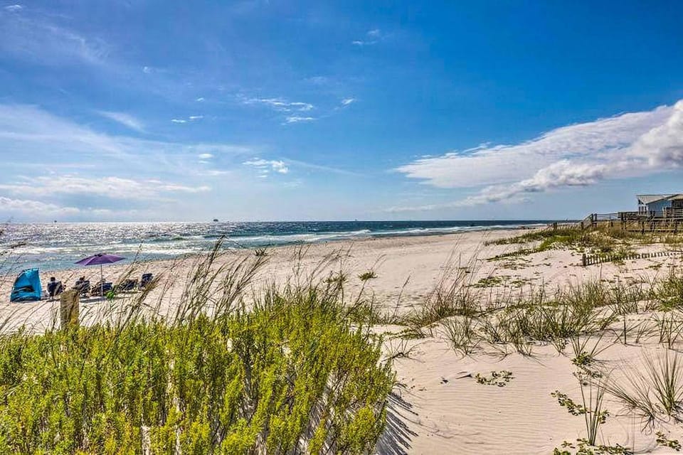 Cozy home with sunroom WIFI washer & dryer & near the beach House in Alabama