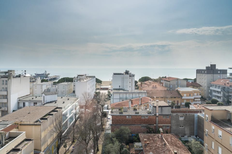 Day, Neighbourhood, Natural landscape, City view, Sea view, Street view, Location