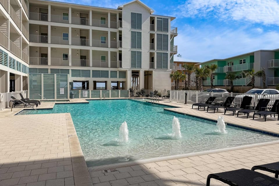 Beachfront condo with pool private balcony and washer and dryer House in West Beach