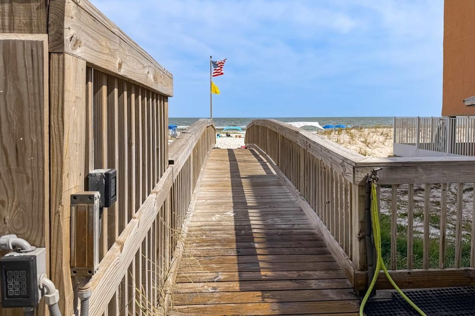 Beachfront condo with pool private balcony and washer and dryer House in West Beach