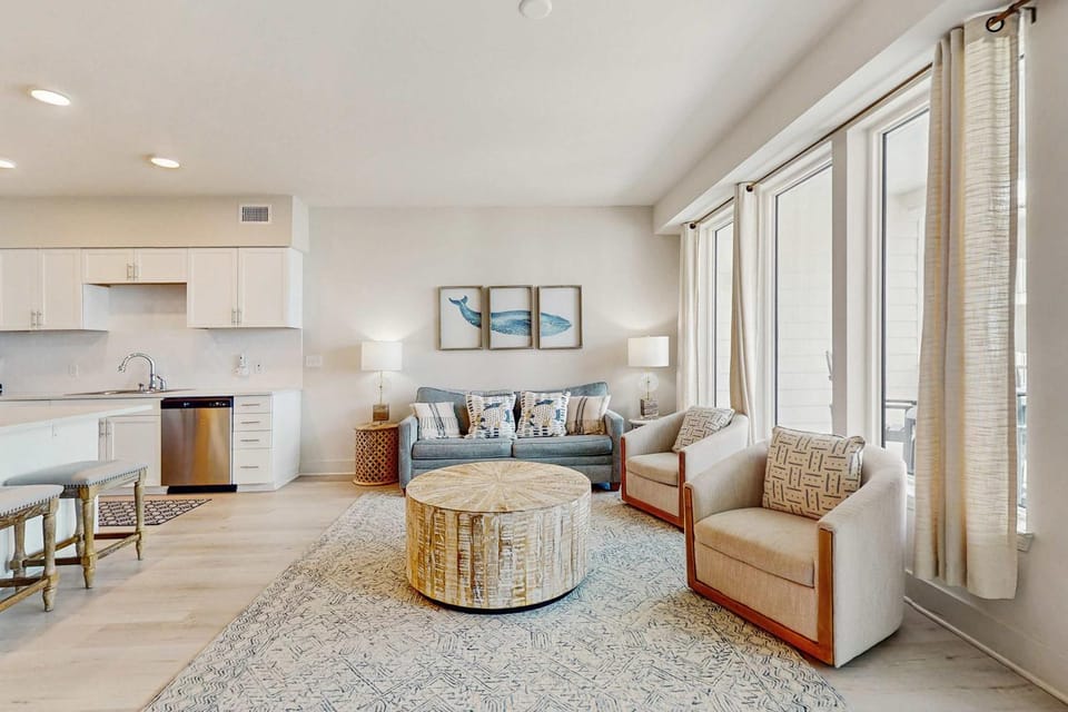 Beachfront condo with pool private balcony and washer and dryer House in West Beach