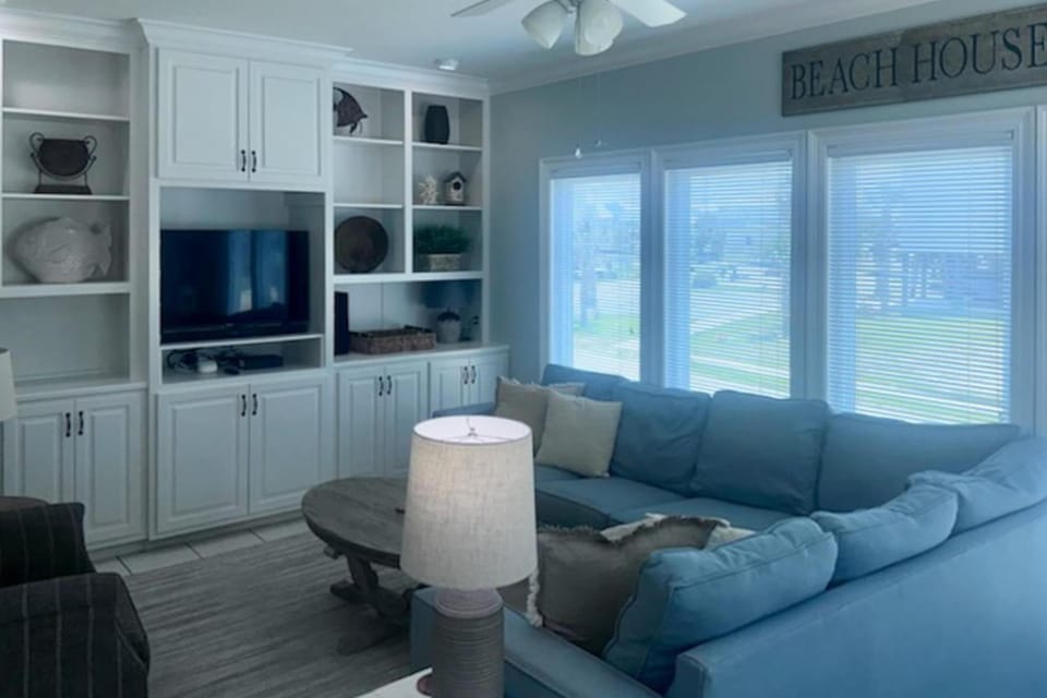 Coastal duplex w multi-levels shared pool and close to beach House in West Beach