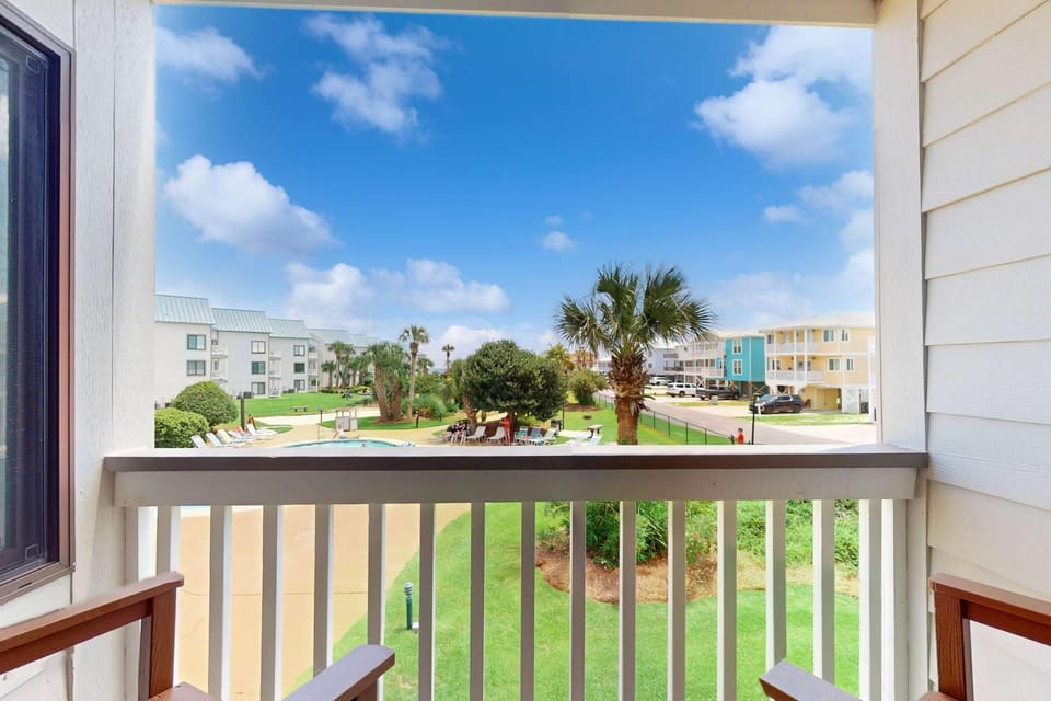 Pool view studio with onsite sauna beach access hot tub and gym Apartment in Alabama