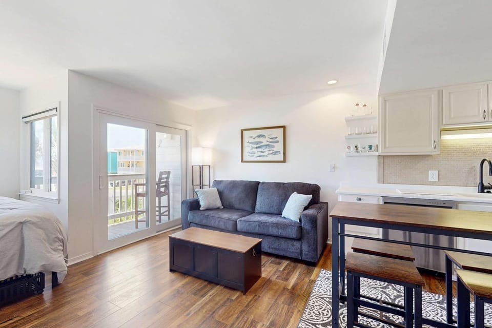 Pool view studio with onsite sauna beach access hot tub and gym Apartment in Alabama