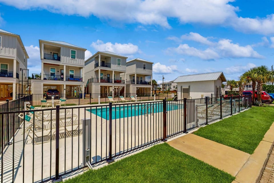 Brillant cottage near beach with shared pool balcony and washer & dryer House in Gulf Shores
