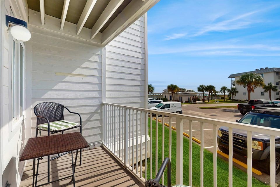 Beachview condo with multiple shared pools gym hot tub and beach access House in Alabama