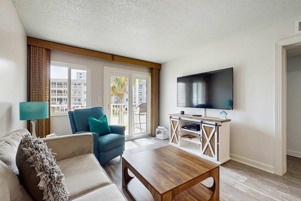 Beachview condo with multiple shared pools gym hot tub and beach access House in Alabama