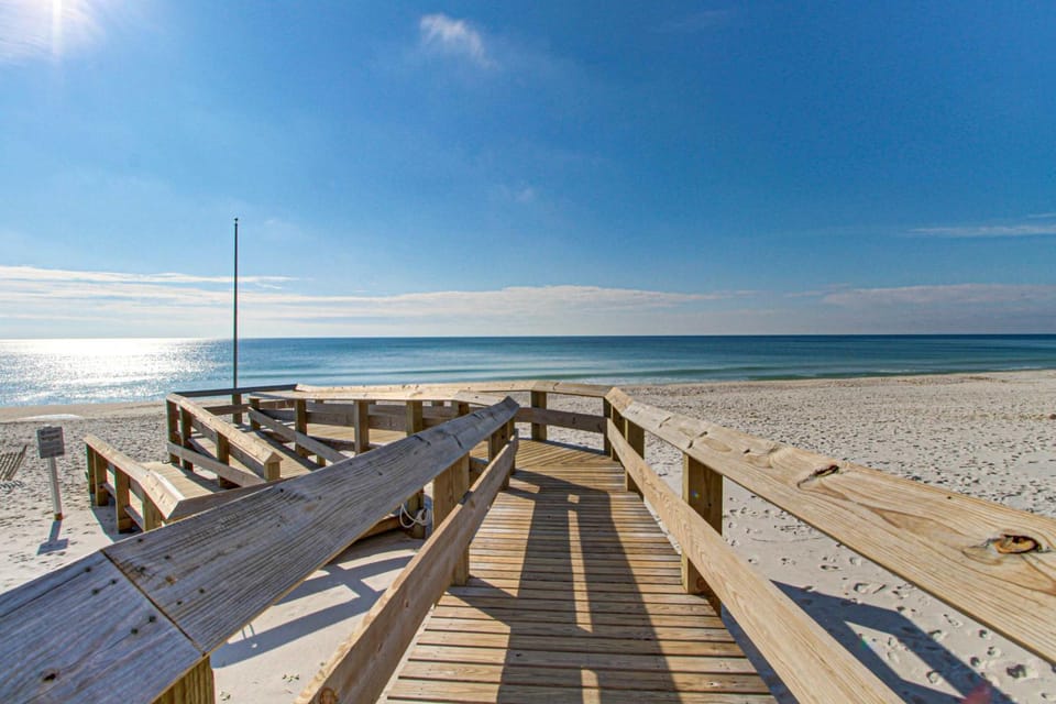 Gulf-front condo with panoramic views balcony & shared pool hot tub gym House in West Beach