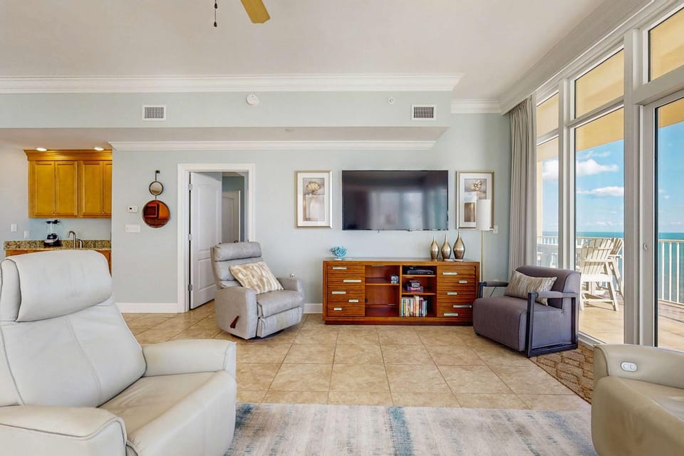 Gulf-front condo with panoramic views balcony & shared pool hot tub gym House in West Beach