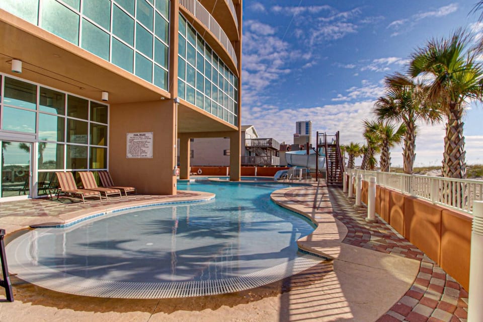 Gulf-front condo with panoramic views balcony & shared pool hot tub gym House in West Beach