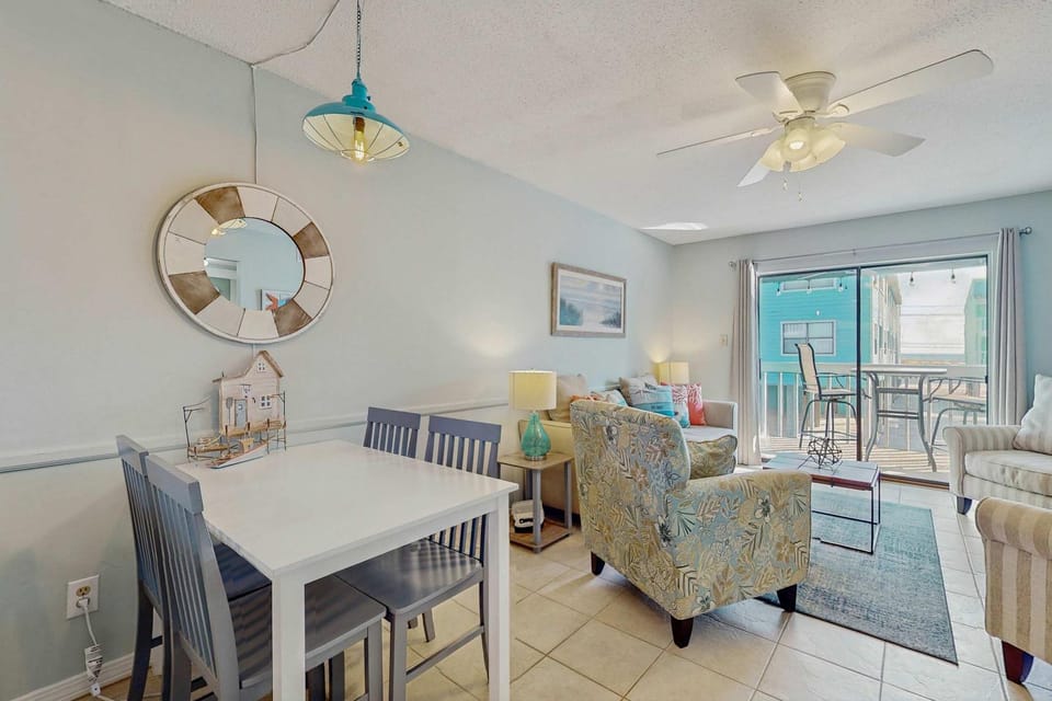 Beachview condo with community pools grills and internet House in West Beach