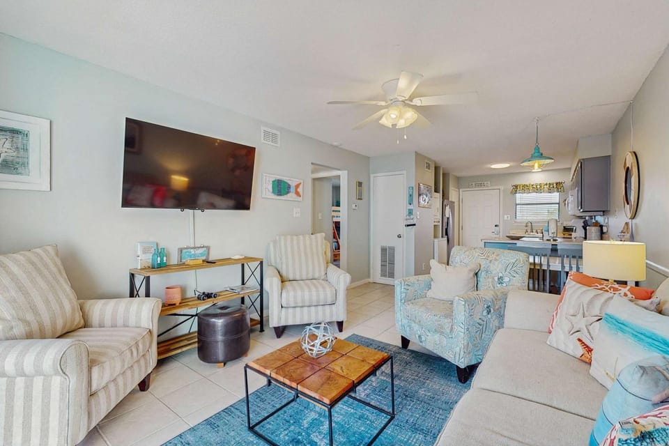 Beachview condo with community pools grills and internet House in West Beach