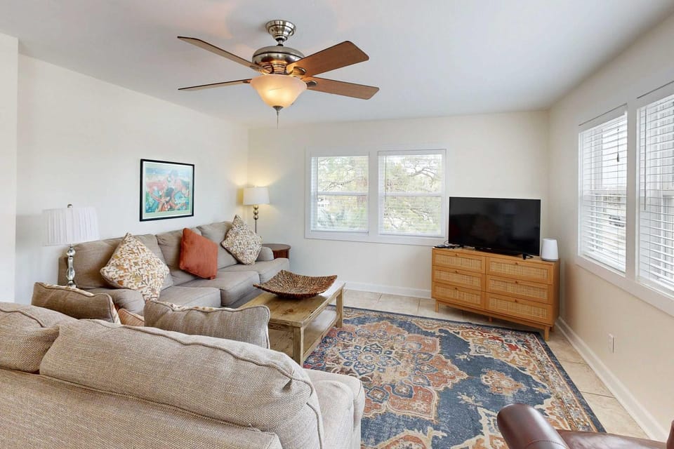 Dog-friendly bay-view home with central AC - snowbirds welcome House in Orange Beach