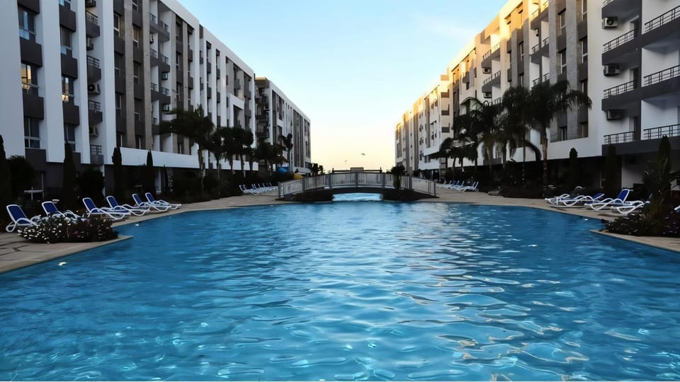 Property building, Day, Pool view, Swimming pool, Swimming pool, sunbed
