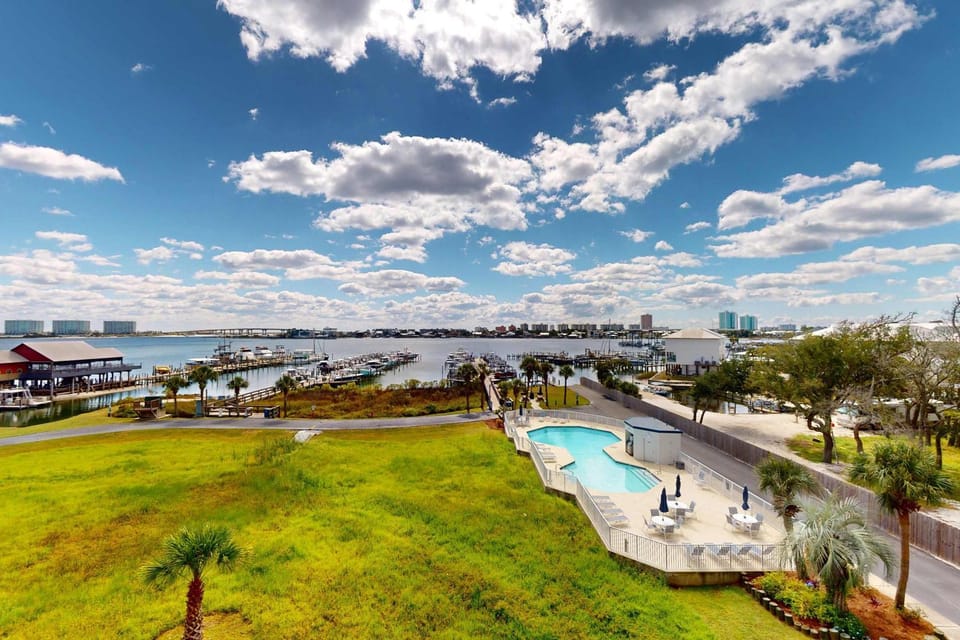Waterfront condo with shared pool tennis & sauna - near the beach House in Orange Beach