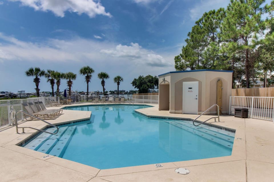 Waterfront condo with shared pool tennis & sauna - near the beach House in Orange Beach