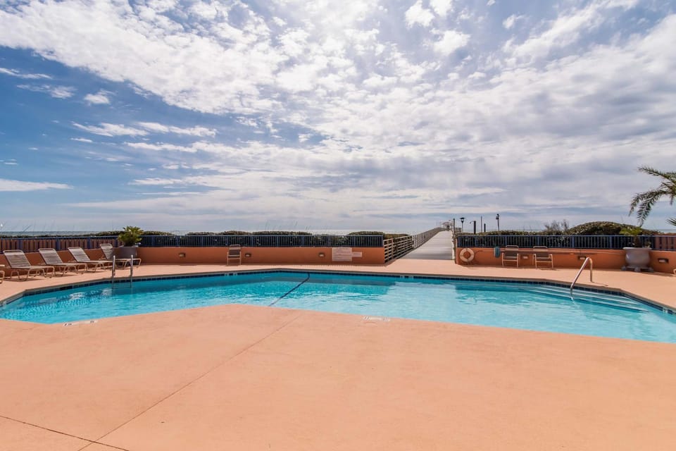 Spacious condo with views pool beach access & private fishing pier House in Orange Beach