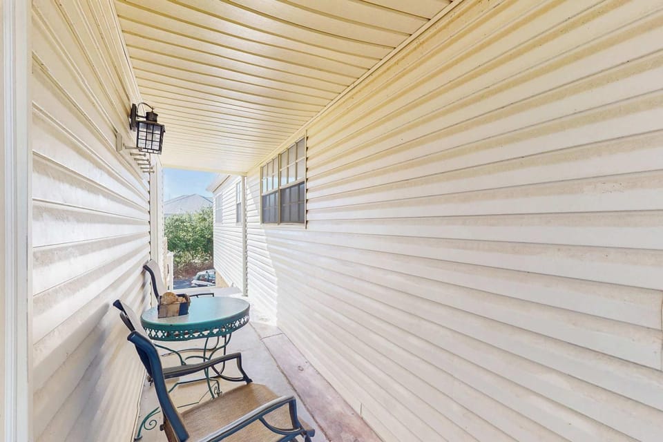 Family-friendly beachfront getaway with a stainless kitchen & shared pool House in Dauphin Island