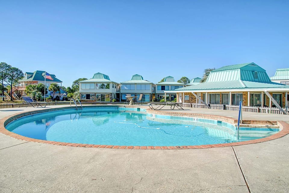 Family-friendly beachfront getaway with a stainless kitchen & shared pool House in Dauphin Island
